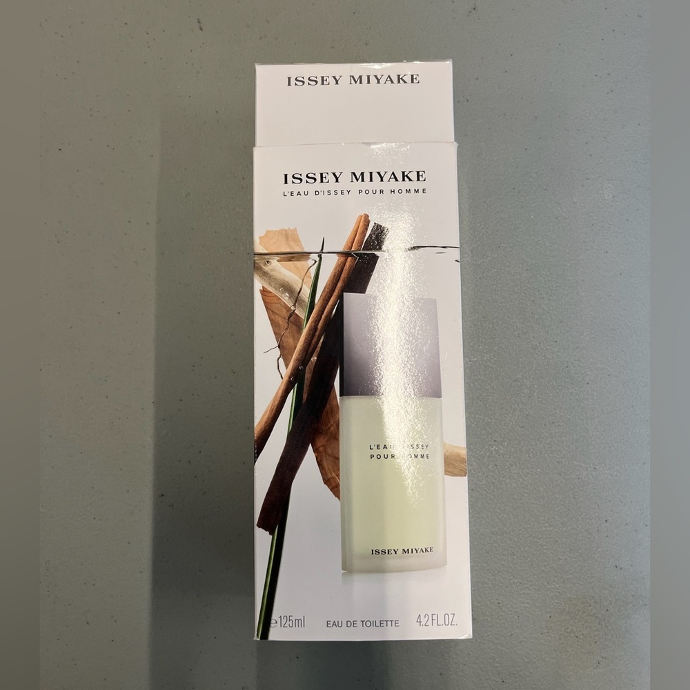 Issey Miyake L'Eau d'Issey Pour Homme in White and Silver